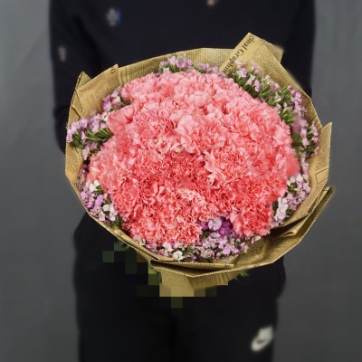 粉红色
