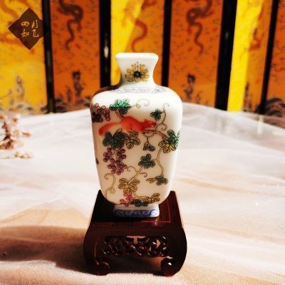 松鼠葡萄纹方尊