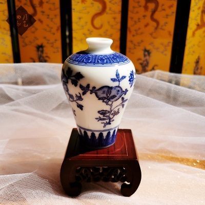青花折枝梅瓶