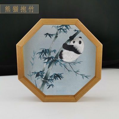 熊猫抱竹